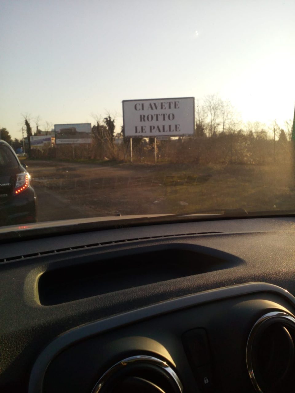 “Ci avete rotto le palle”: cartello di protesta all’imbocco dell’autostrada