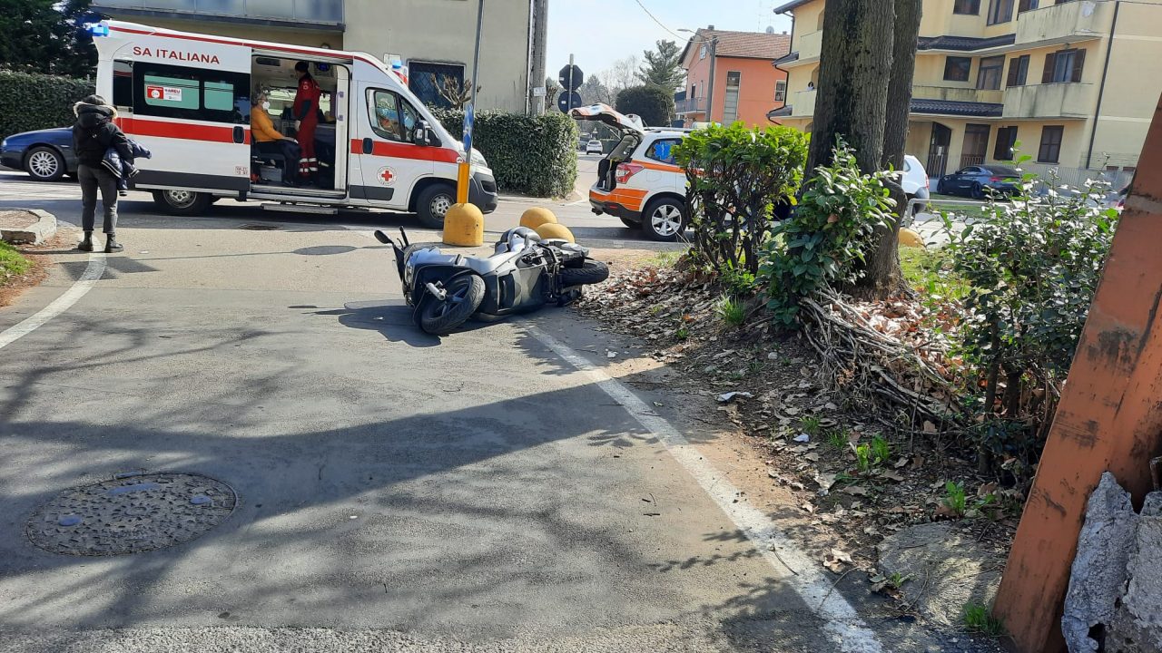 Incidente tra via Sciesa e via Monte San Michele, auto contro scooter