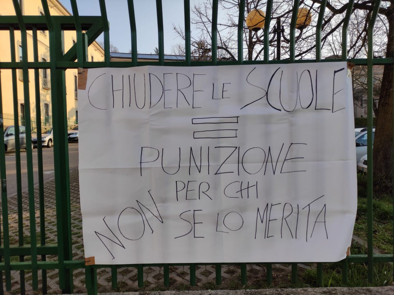 #GiùLeManiDallaScuola: le proteste dei genitori montano in tutta la provincia