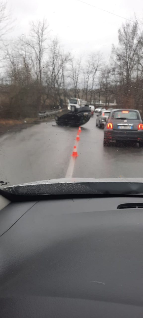 Auto ribaltata in Varesina, donna ferita a Vedano