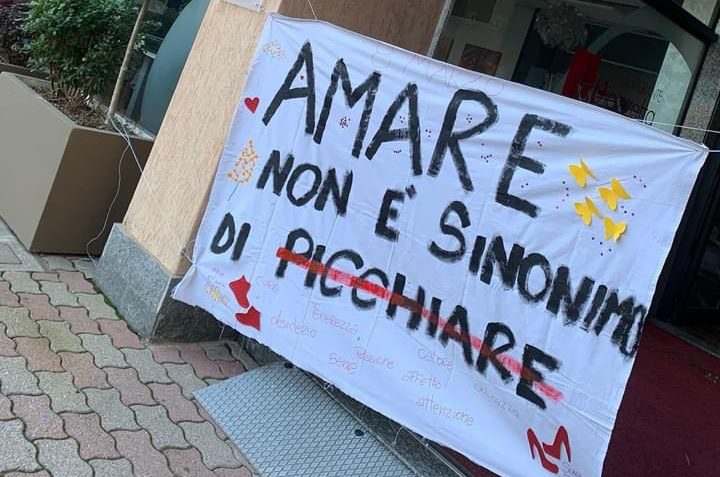 “Amare non è sinonimo di picchiare”: lo striscione per l’8 marzo del ristorante di Origgio