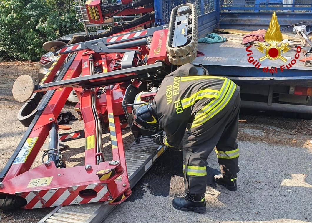 Venegono, si ribalta una piattaforma: operaio schiacciato tra due veicoli, è fuori pericolo