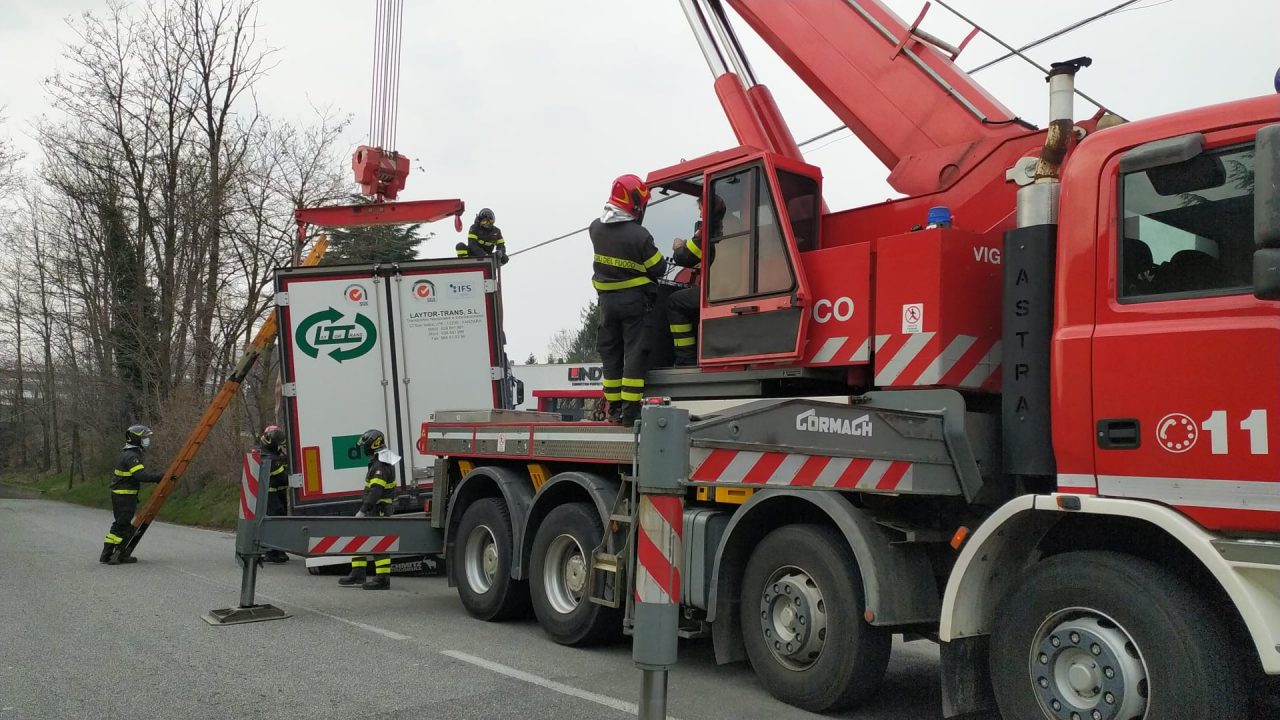 Olgiate, le foto del camion incastrato in via Diaz