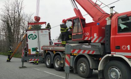 Olgiate, le foto del camion incastrato in via Diaz