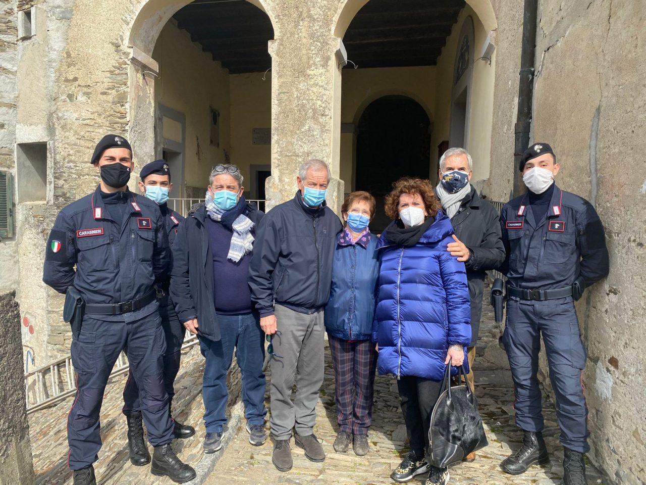 Vaccini in elicottero a Monteviasco, sul posto anche Bertolaso