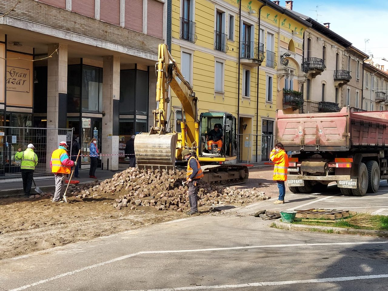 Via i cubetti: sono iniziati i lavori in corso Bernacchi a Tradate