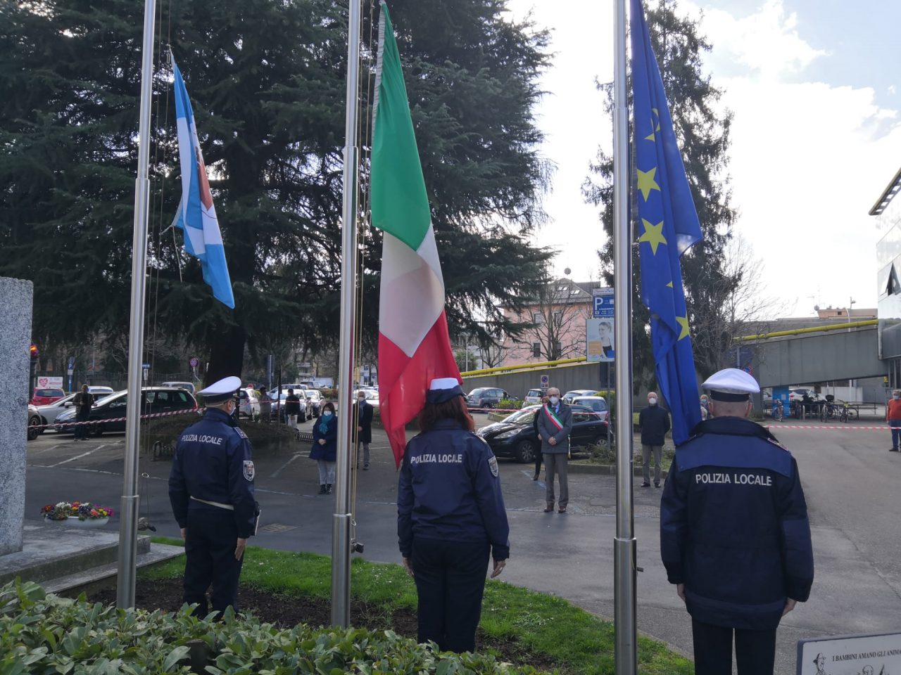 Minuto di silenzio e bandiere a mezz’asta per ricordare le vittime del Covid