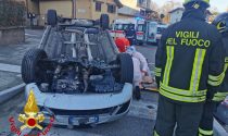 Finisce contro lo spartitraffico: auto ribaltata in viale Borri, conducente grave