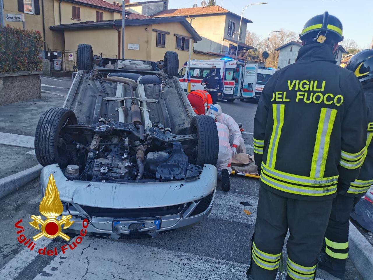 Finisce contro lo spartitraffico: auto ribaltata in viale Borri, conducente grave