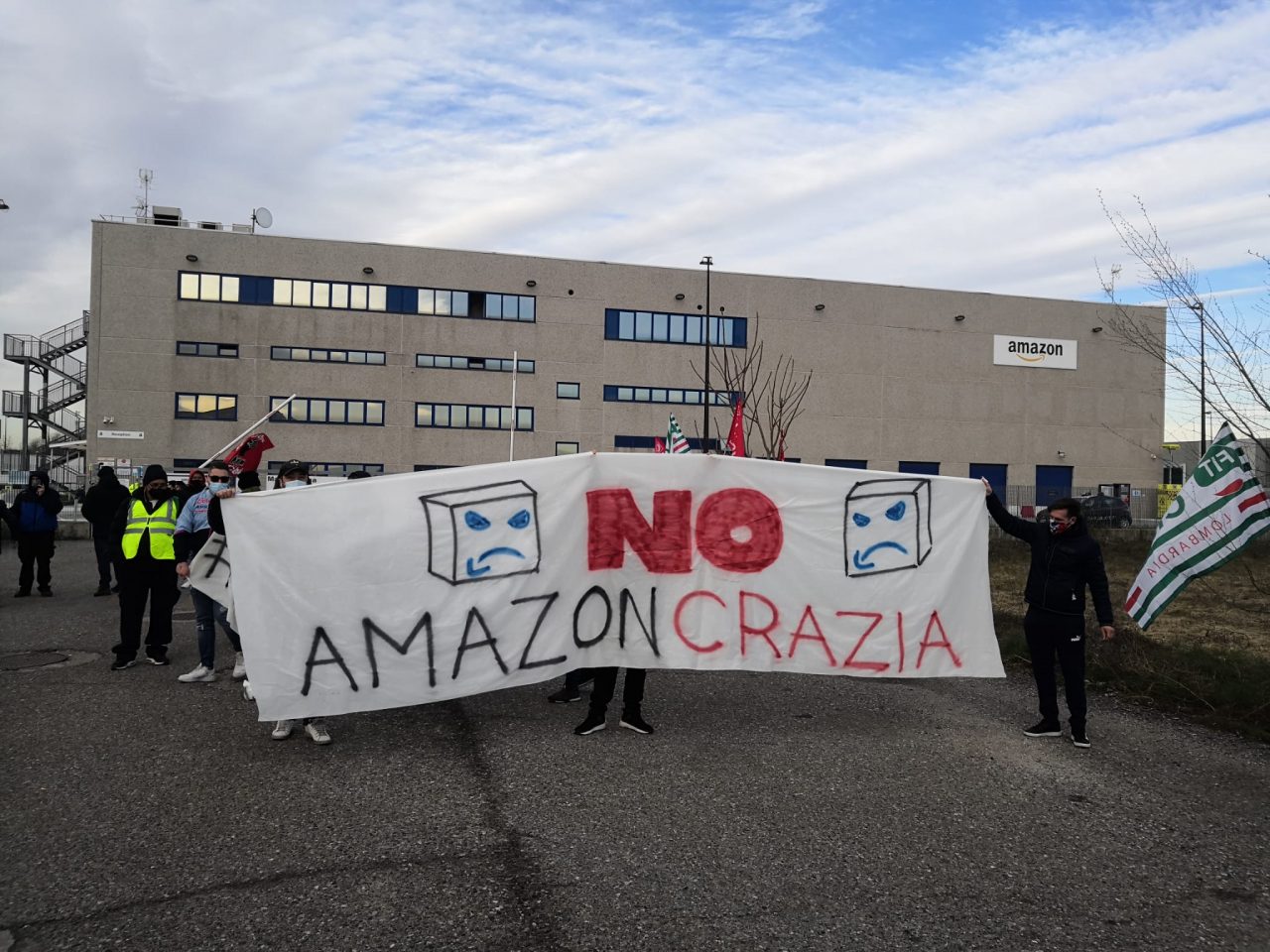 Sciopero Amazon, presidio e manifestazione fuori dalla sede di Origgio
