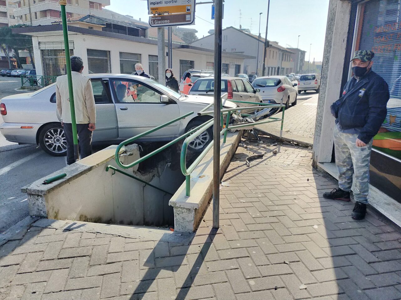 Malore alla guida, si schianta contro il sottopasso della Varesina a Gerenzano