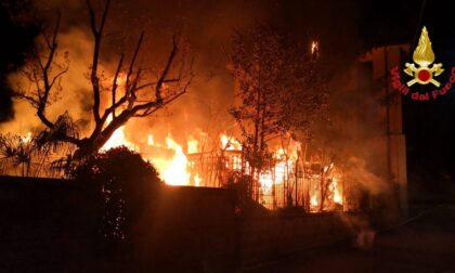Capanno in fiamme nella notte a Malnate