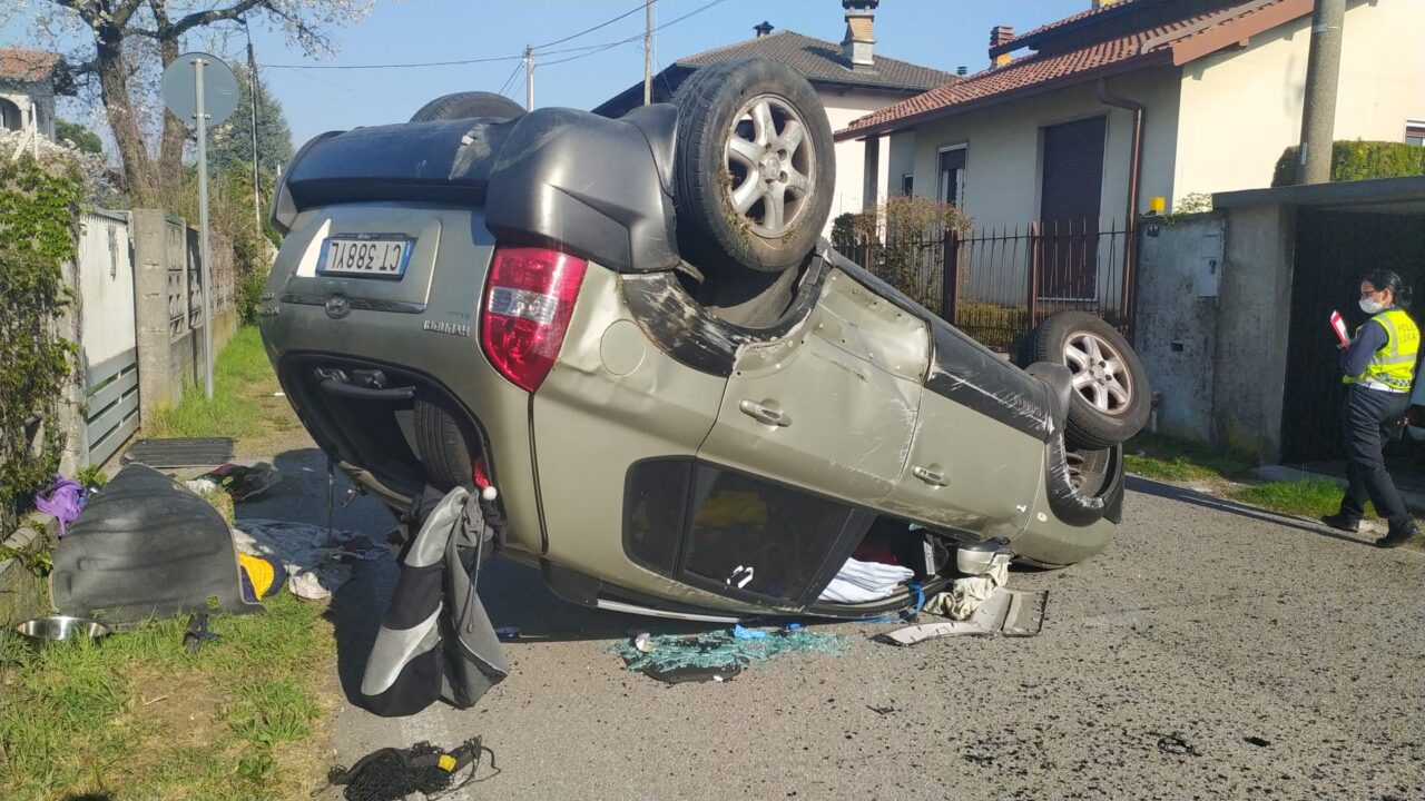 Incidente a Gorla Minore, auto ribaltata