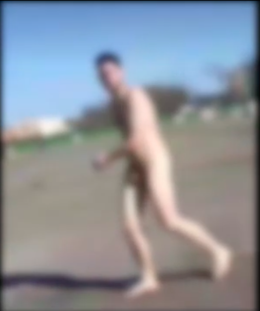 Il video dell’uomo che corre senza veli a Lainate: nuova moda?