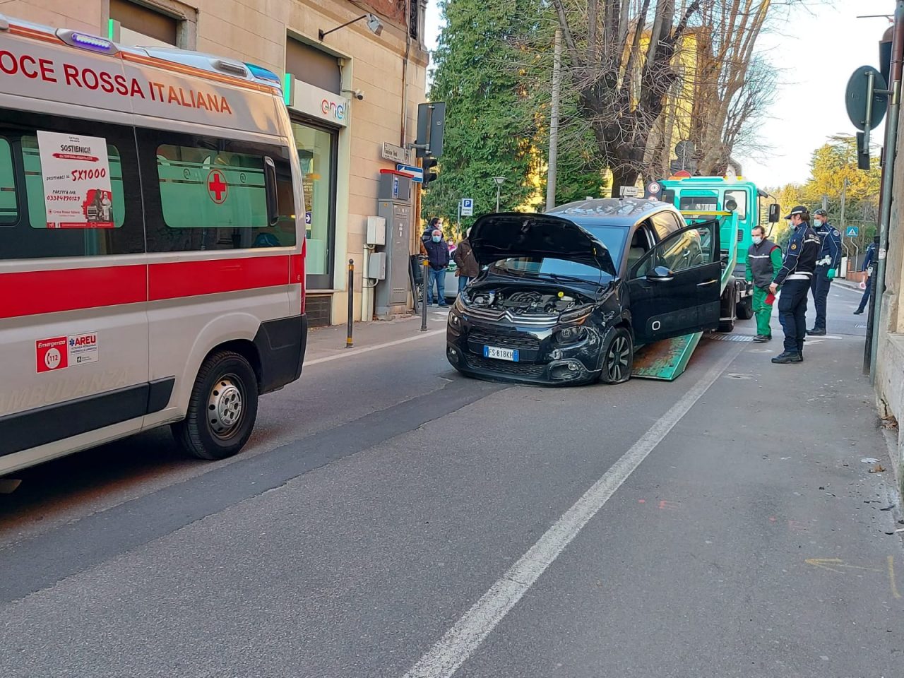 Si schianta contro il muro, ambulanza in centro a Tradate