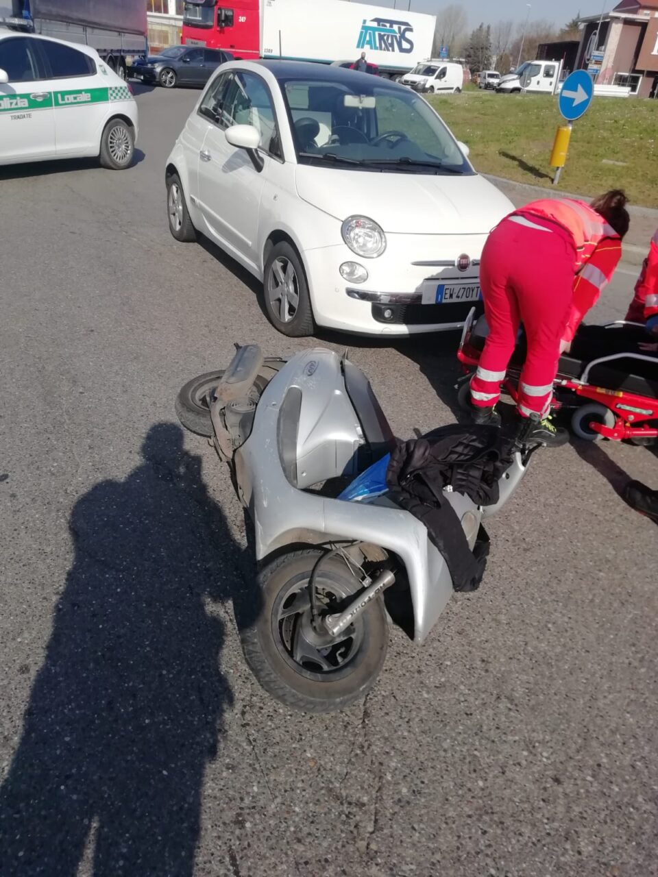 Anziana sotto choc si scontra in scooter alla rotonda della Fornace