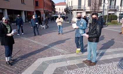 Volantinaggio in centro a Saronno: "Basta menzogne, l'ospedale rischia la chiusura"