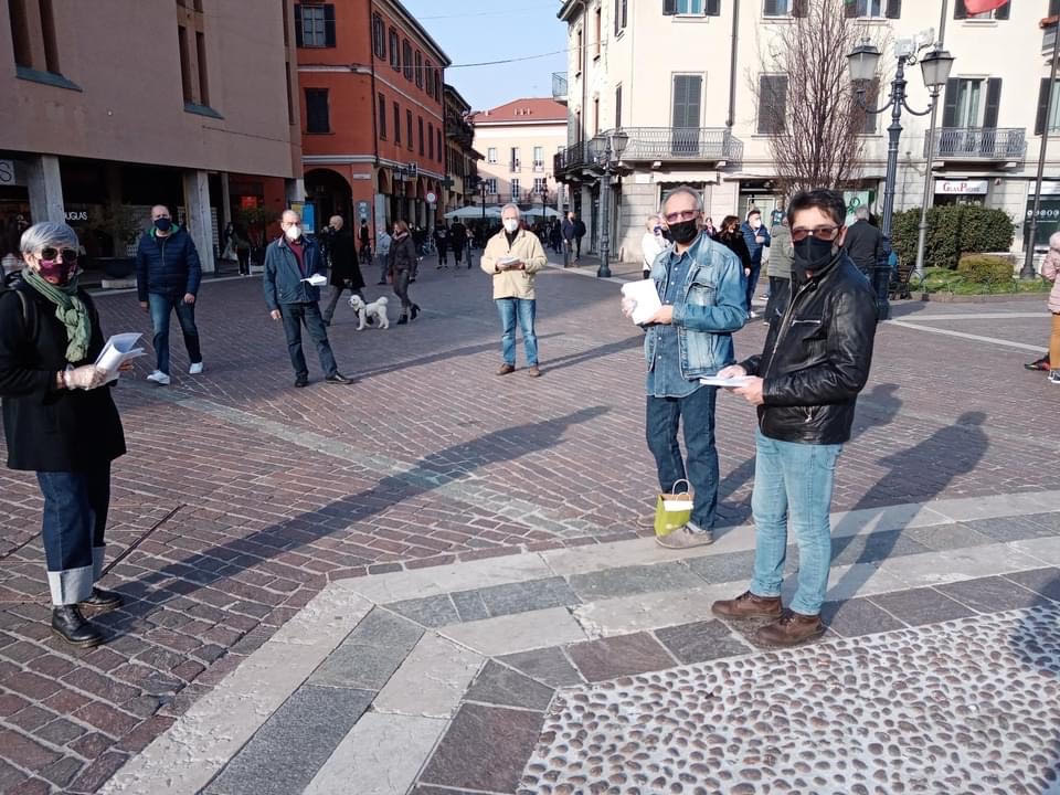 Volantinaggio in centro a Saronno: “Basta menzogne, l’ospedale rischia la chiusura”
