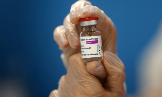 Su AstraZeneca “decisione politica”: ora si aspetta il verdetto dell’Ema giovedì