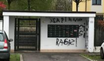 "Basta spacciare": imbrattato il muro della palazzina, gli inquilini esasperati denunciano