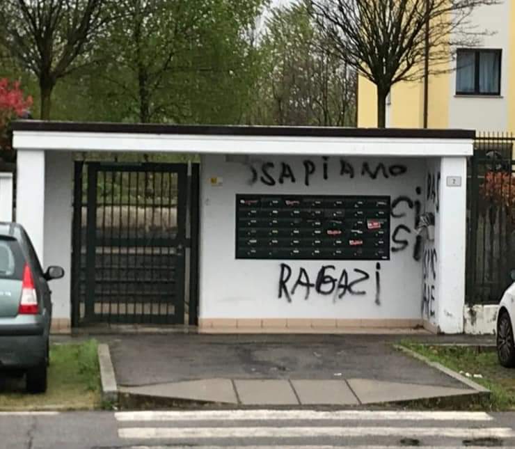 “Basta spacciare”: imbrattato il muro della palazzina, gli inquilini esasperati denunciano