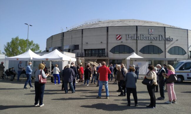La Regione chiude il centro vaccini al PalaBancoDesio: incredulità, rabbia e proteste