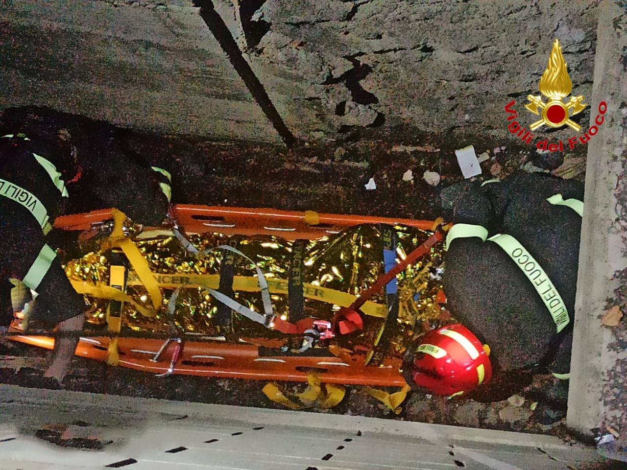 Precipita per 8 metri in un autosilo a Saronno, salvato 25enne