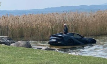 Quanto conta un freno a mano… Ferrari finisce nelle acque del Garda