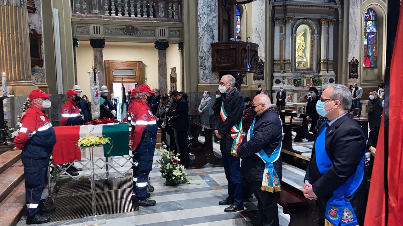 L’ultimo saluto a Paolo Strano, il funerale alla Prepositurale