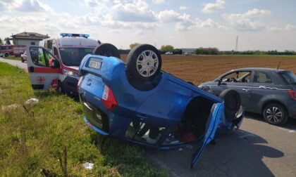 Scontro a Gerenzano, auto ribaltata ed elisoccorso in azione