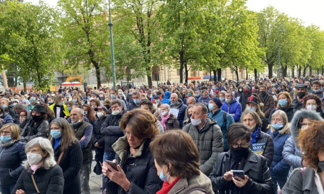 Video, foto e parole del “No paura day” a Bergamo: in 600 cantando “la pandemia è una fesseria”