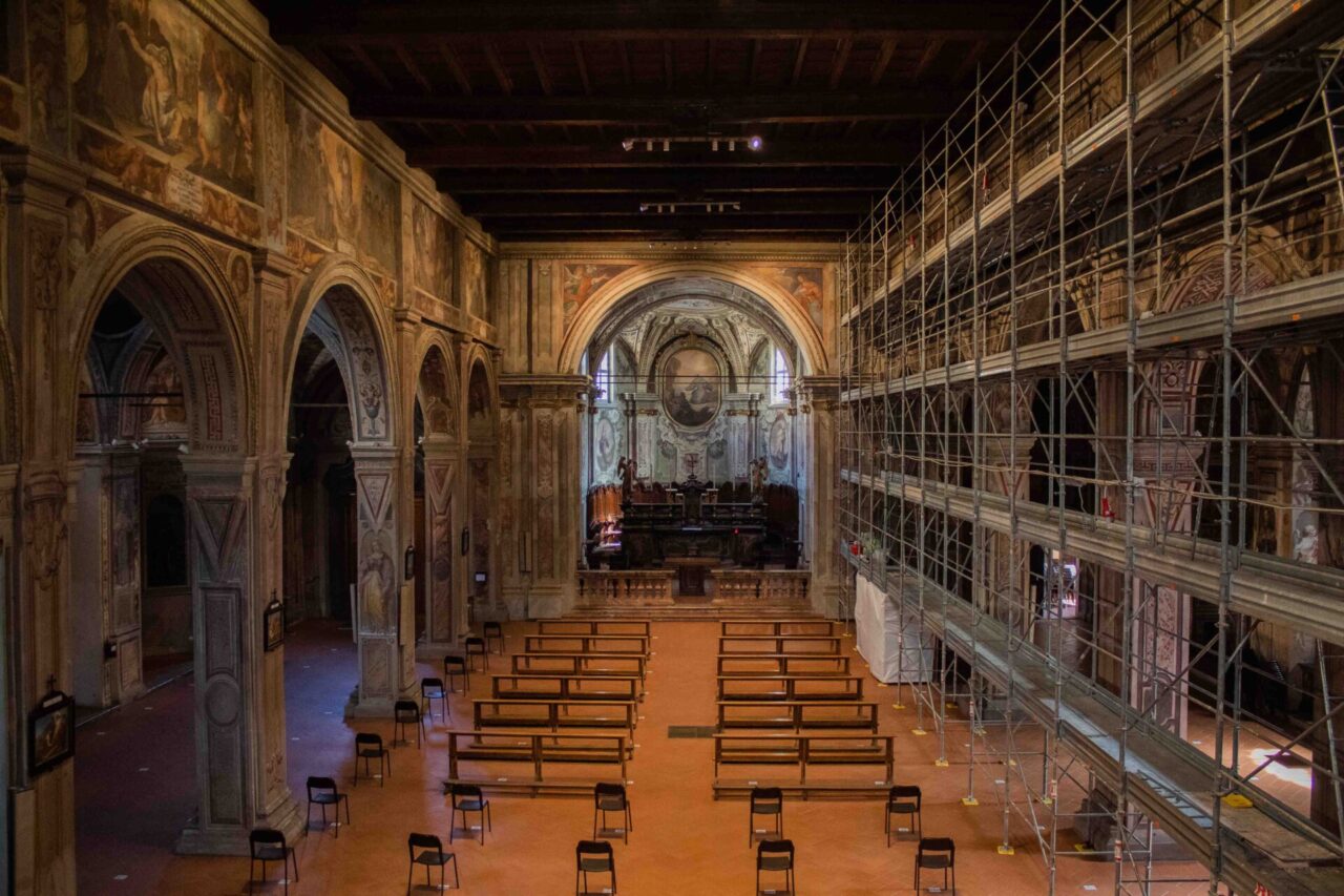 Restauri in corso all’interno della chiesa di San Francesco a Saronno