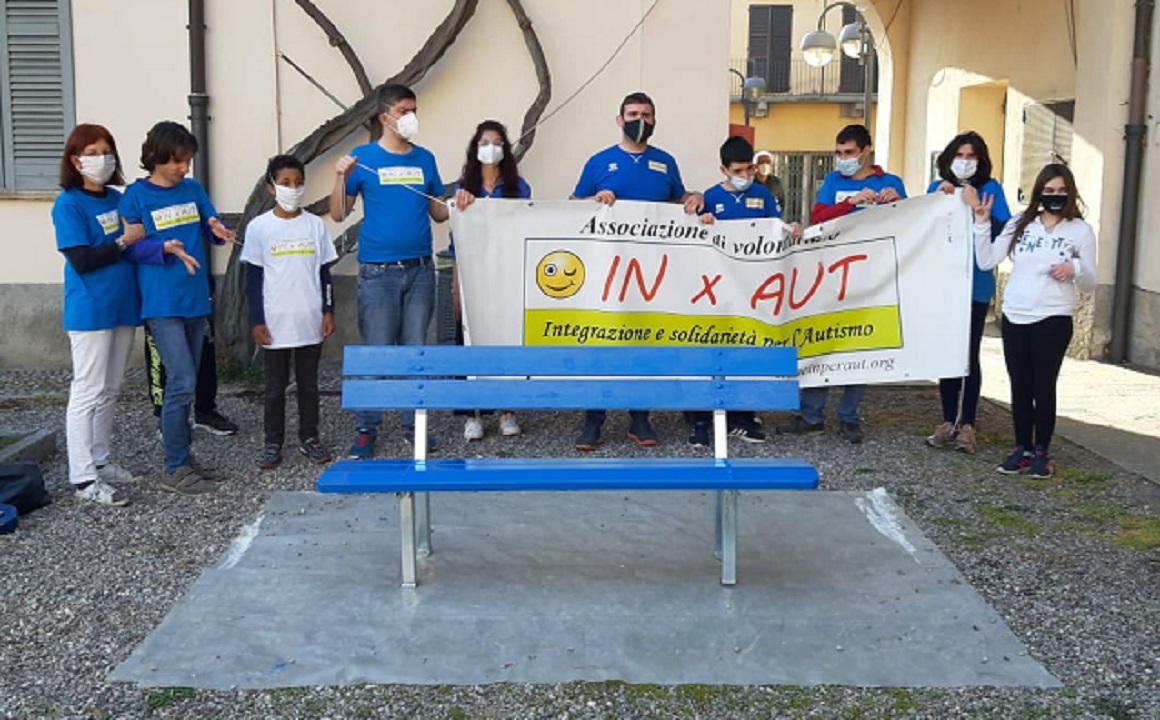 Giornata per la consapevolezza sull’autismo, Solaro dipinge una panchina di blu
