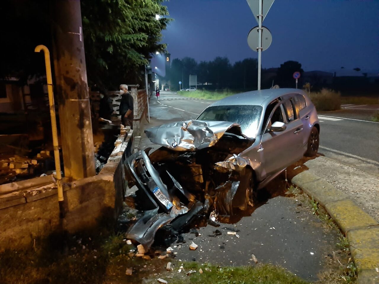 Perde il controllo dell’auto e finisce contro una casa