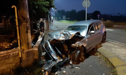 Perde il controllo dell'auto e finisce contro una casa