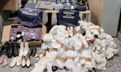Due donne fermate in dogana: in auto scarpe e accessori di lusso per oltre 15mila euro