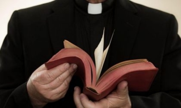 Lo induce in tentazione, lo filma e lo ricatta: vittima un prete nel Bresciano