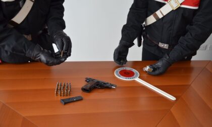 Arma clandestina, munizioni e droga in casa: 35enne arrestato a Castellanza