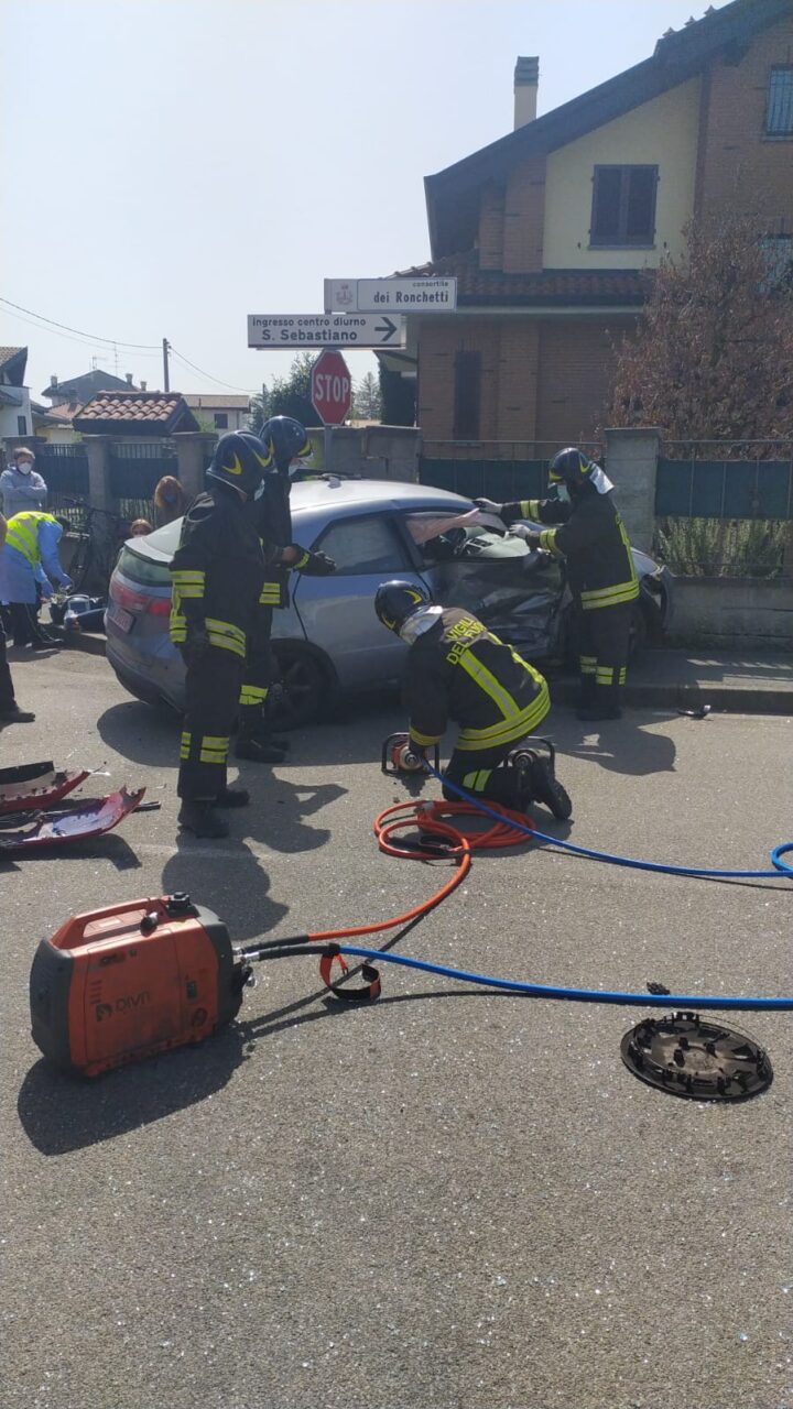 Grave incidente a Marnate, uno degli automobilisti resta intrappolato