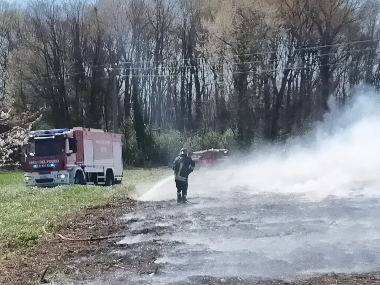 Dà fuoco alle sterpaglie, prende fuoco tutto il campo: ancora fiamme a Lonate
