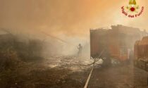 Incendio in un'azienda di legname a Sesto Calende