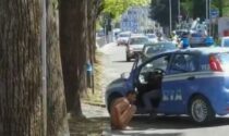Nudo per strada a Como, arriva la Polizia