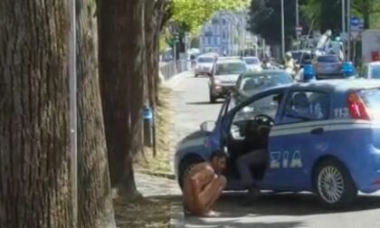 Nudo per strada a Como, arriva la Polizia