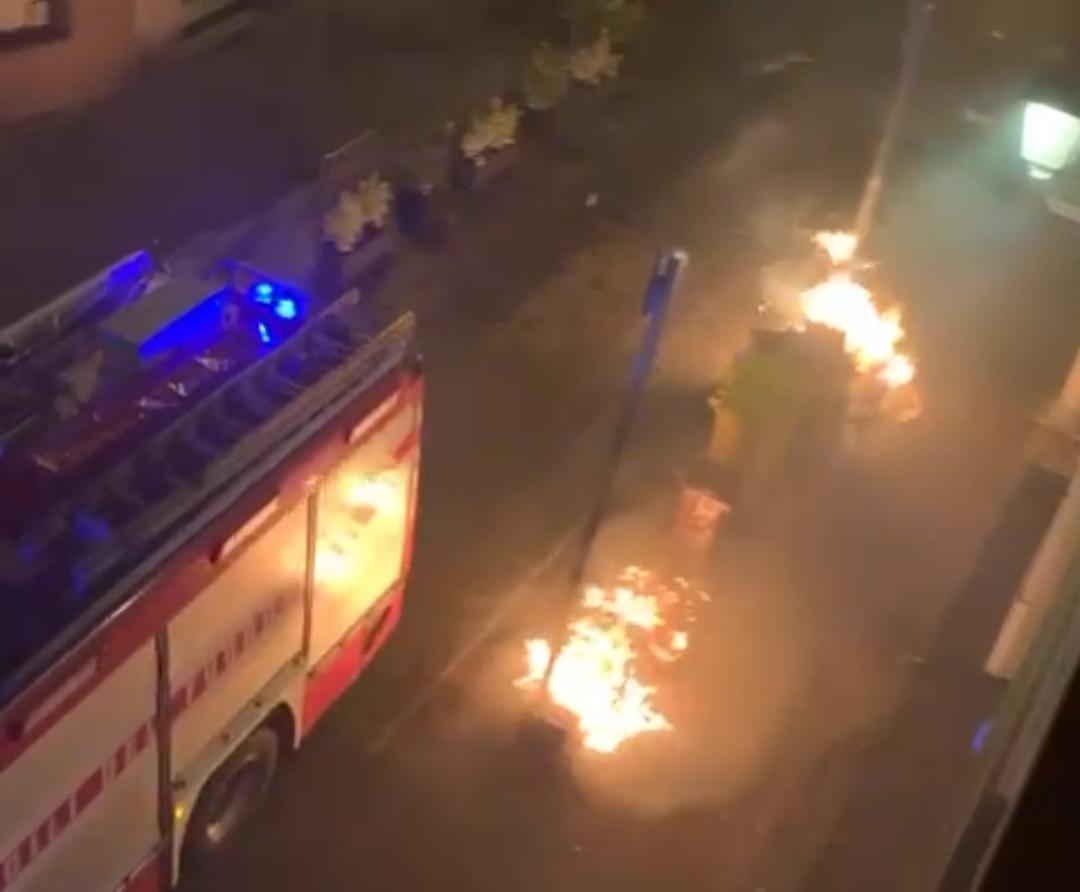 Rifiuti in fiamme in centro a Saronno, il video di via Garibaldi