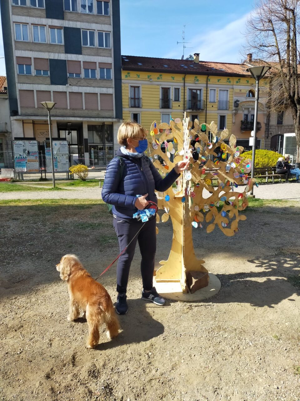 Gli alberi pasquali decorati dai bimbi colorano le piazze di Tradate