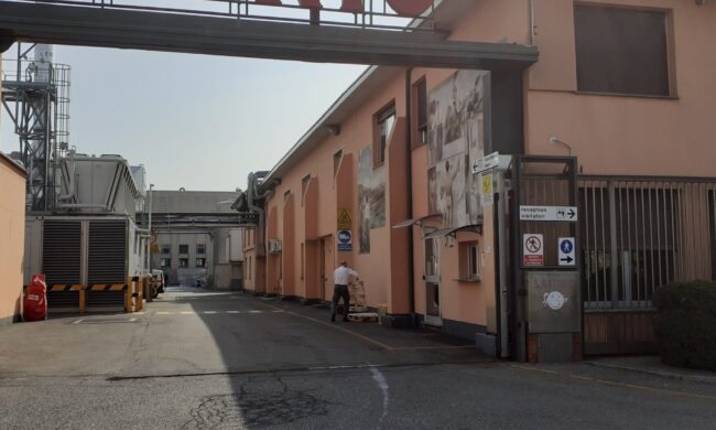 Infortunio sul lavoro a Cadorago: operaio di Lomazzo scivola dalla scala