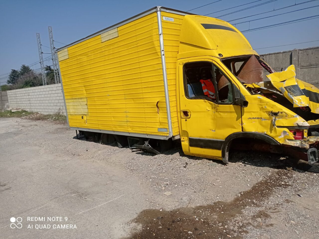 Cislago, i vigili fanno rimuovere un camion abbandonato