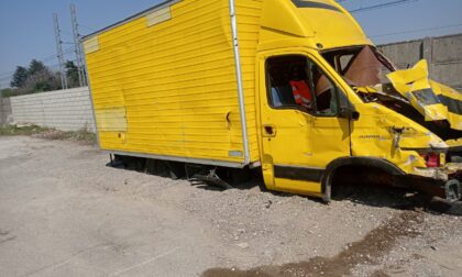 Cislago, i vigili fanno rimuovere un camion abbandonato