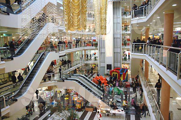 Dietrofront sui centri commerciali: niente riapertura nei fine settimana