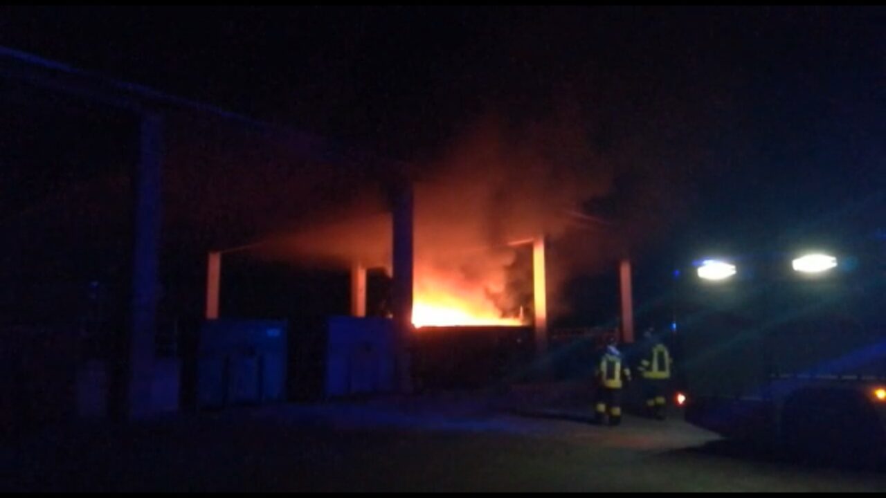 Turate, incendiato un cassone del centro rifiuti